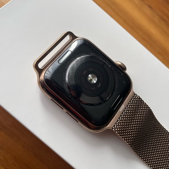 Apple Watch Series 4 - Stainless Steel Gold Milanese Loop // GPS + Cellular - Picture 4 of 6